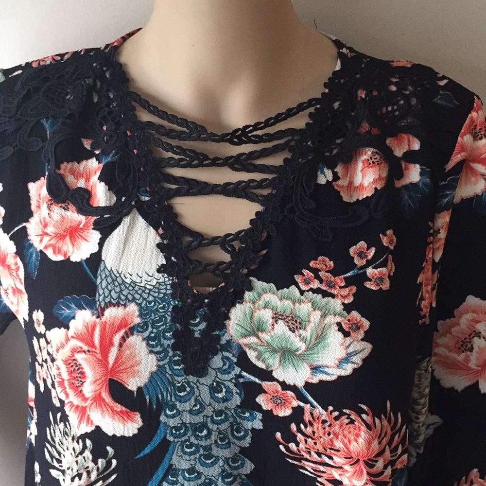 ONLY ONE! Bell sleeve floral blouse. - Picture 5 of 7